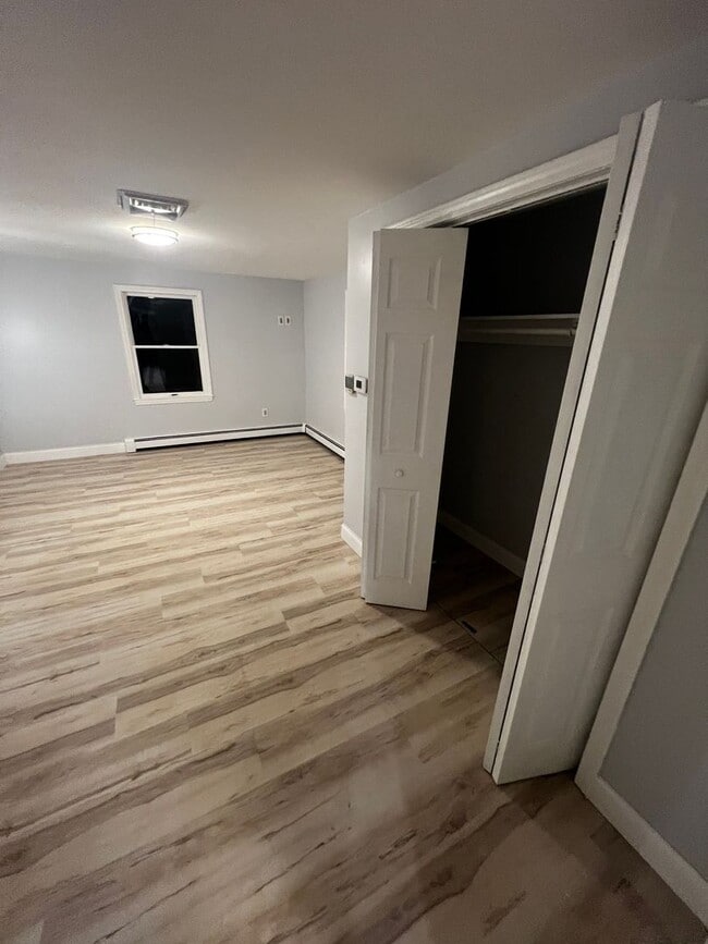 Building Photo - 4-Bedroom, 2-Bath Home with Modern Comforts in Tyngsboro, MA