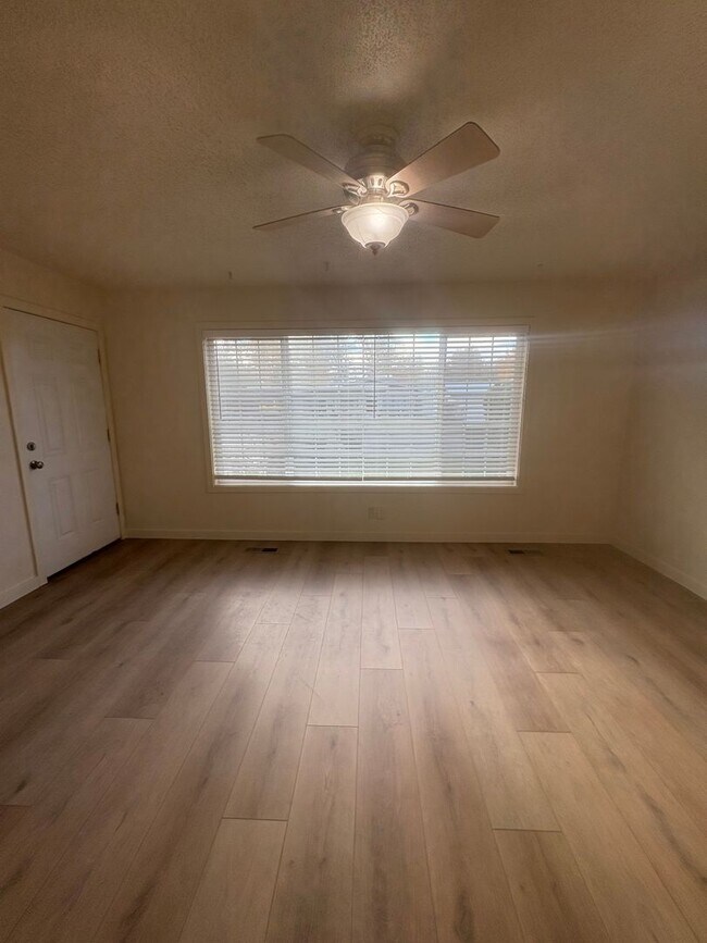 Building Photo - sim614/616