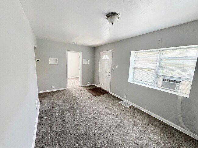 Building Photo - 743 N Kiger Rd