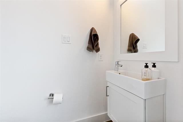 Building Photo - 2319 Kirby St