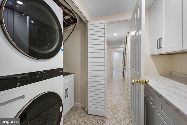 Building Photo - 145 D St SE