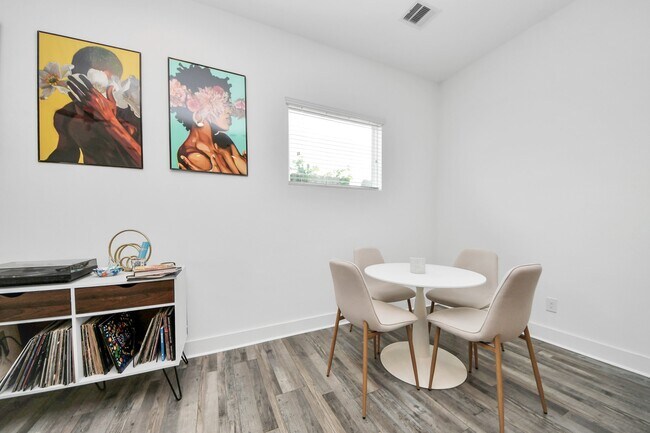 Building Photo - 1066 Mansfield St