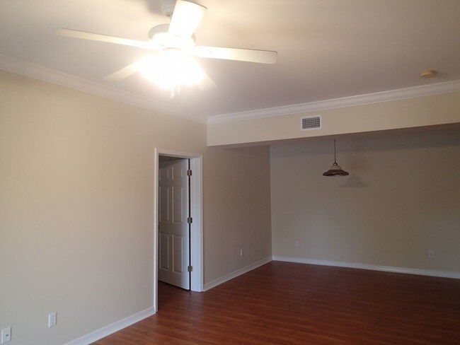 Building Photo - Great 2 Bedroom Unit at Creets Crossing
