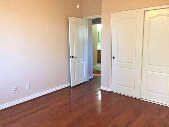 Building Photo - Gorgeous large single family home in Eastlake!