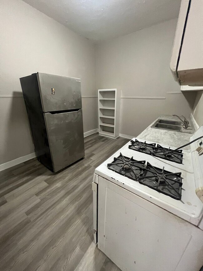 Building Photo - Newly renovated units and common areas!