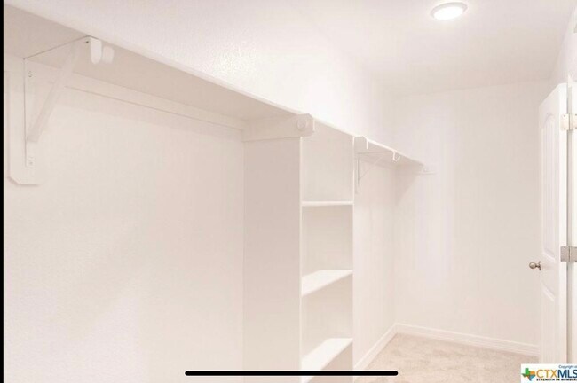 Building Photo - 2613 Crystal Ann Dr