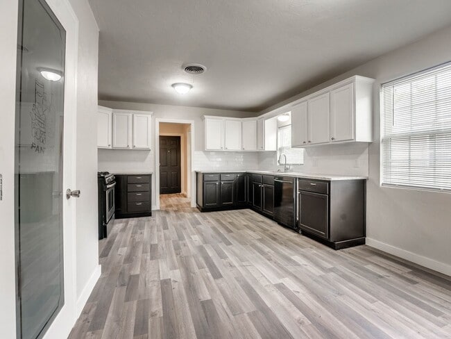 Building Photo - 3 bed, 2 bath home in Shawnee!