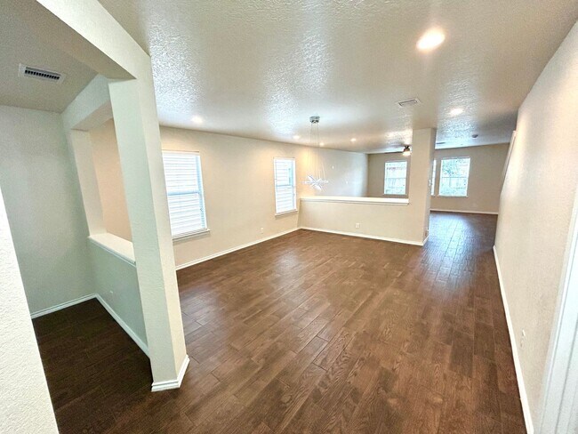 Building Photo - *MOVE IN SPECIAL* Beautiful 4-Bedroom Home Near UTSA & La Cantera! AVAILABLE NOW!