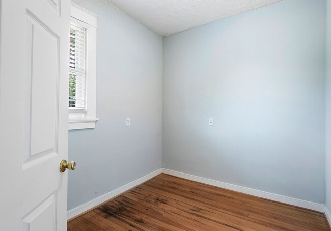 Building Photo - Stylish and Spacious: Renovated 5-Bedroom ...
