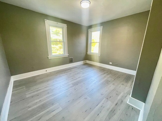 Building Photo - 3 Bedroom 1.5 Bath in Dormont! Off Street Parking!