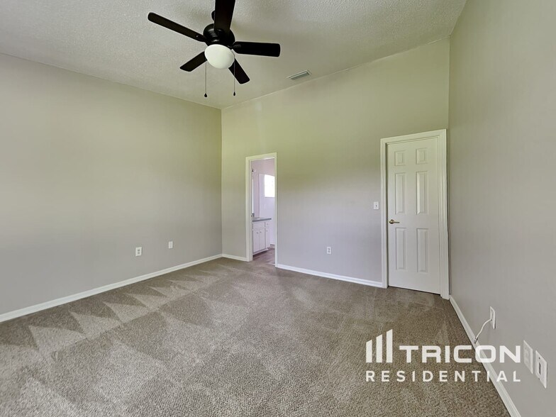 Building Photo - 7833 Manor Dr
