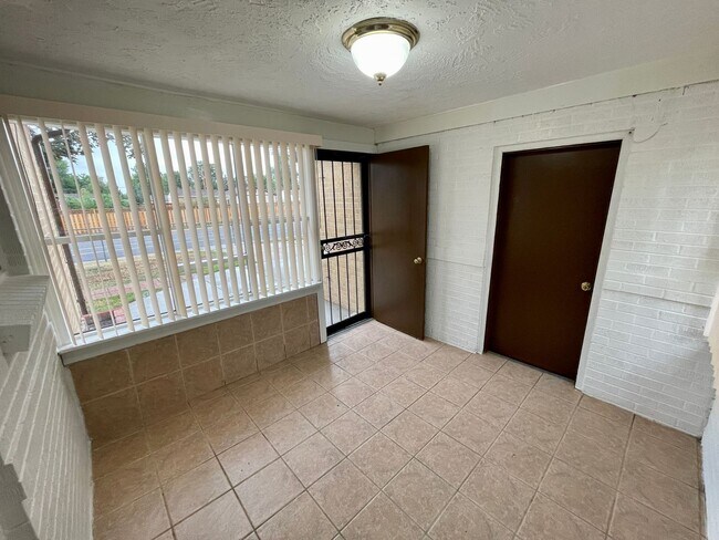Building Photo - 3 Bed 1 Bath Ranch in North Park Hill! (Av...