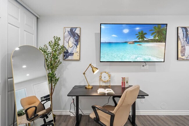 Building Photo - 10983 Parkdale Ave