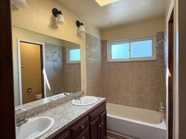 Building Photo - Spacious Home in the Heart of Aurora with ...