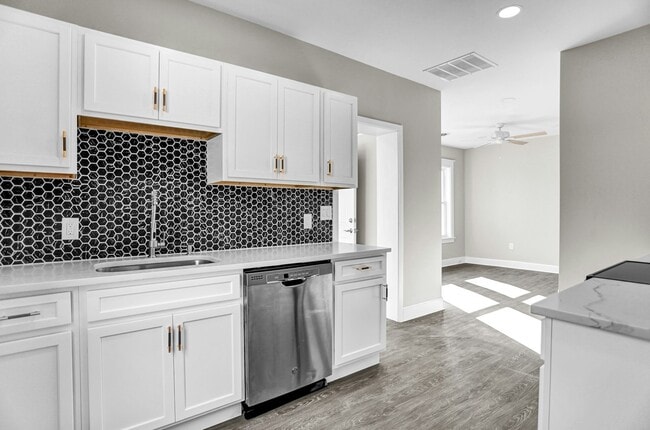 Building Photo - 17 N Church St