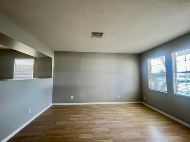 Building Photo - Beautiful Two Story 3 Bedroom, 2.5 Bathroo...