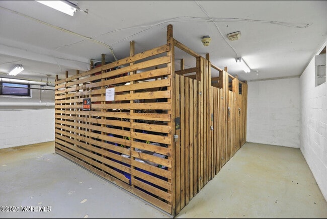 Building Photo - 209 Manor E