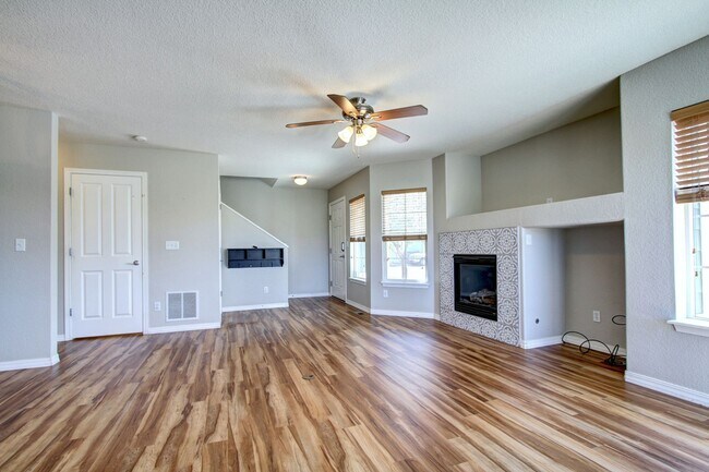 Building Photo - Rare Sapphire Pointe 2 bed townhome for le...