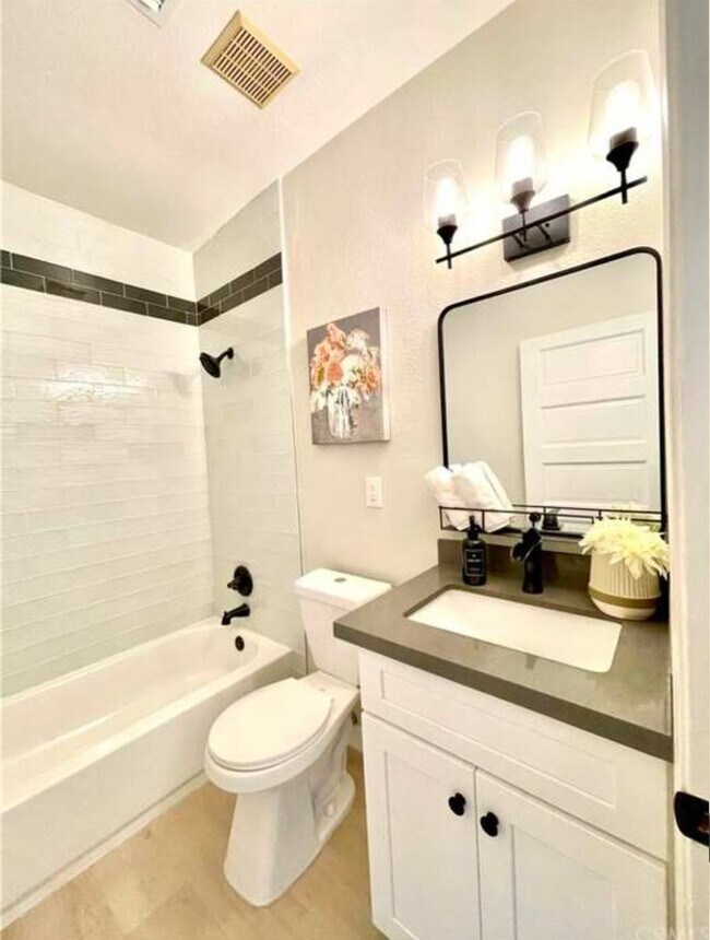 Building Photo - Charming 3BR Duplex in Los Angeles