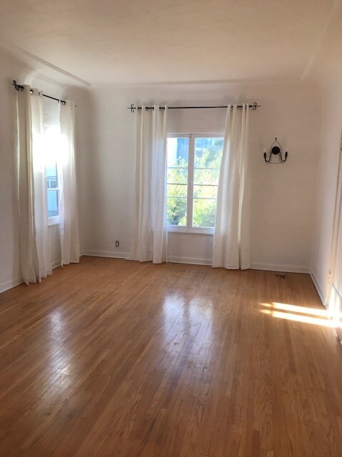 Living Room - 918 1/2 S Orange Grove Ave