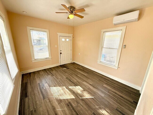 Building Photo - *COMING SOON* Charming 1-Bedroom Duplex With Laminate Flooring Throughout + Fenced Backyard