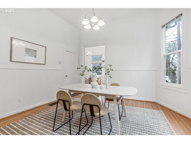 Building Photo - 2Bd/1Ba + Bonus Room Located in the Popula...