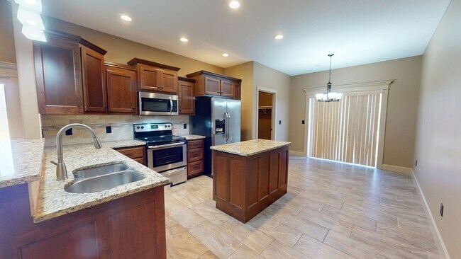 Building Photo - Townhome in Savannah schools!