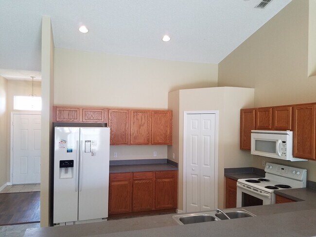 Building Photo - 3-Bedroom, 2-Bathroom Home in Kissimmee **...