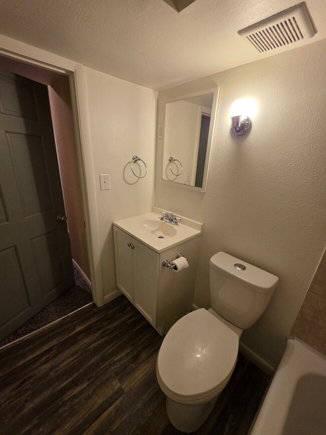 Building Photo - Massive 5 Bedroom Townhouse in Aurora
