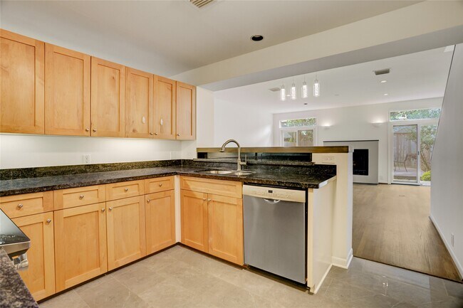 Building Photo - 2629 Wroxton Rd