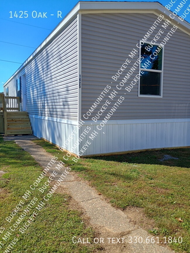 Building Photo - 1425 Oak-R