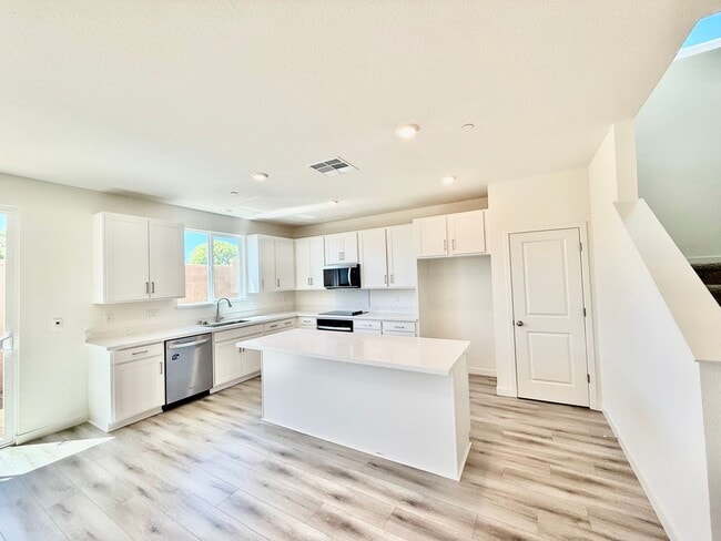 Building Photo - New home available now
