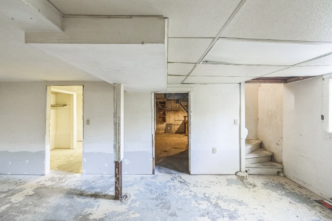 Building Photo - 10128 Cloverdale Dr