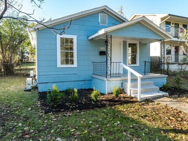 Building Photo - Freshly Updated 2 Bedroom House