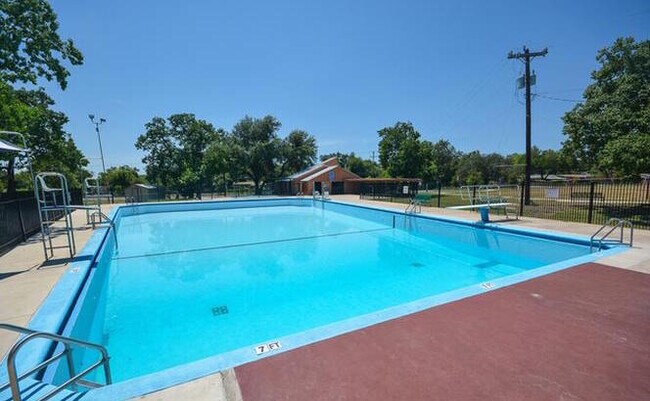 Building Photo - 420 Storeywood Dr