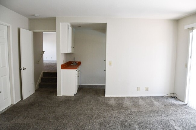 Building Photo - 522 E Collins Ave