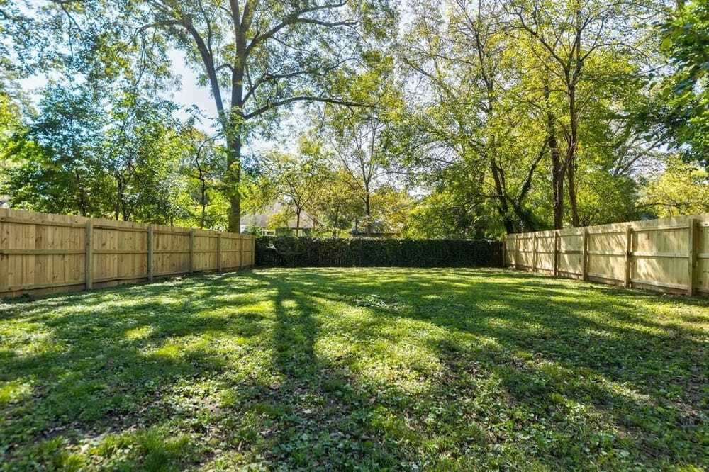 Huge fenced in yard - 728 Pearce St SW