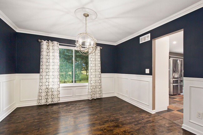 Building Photo - CLASSIC COLONIAL ELEGANCE WITH LAKESIDE SE...