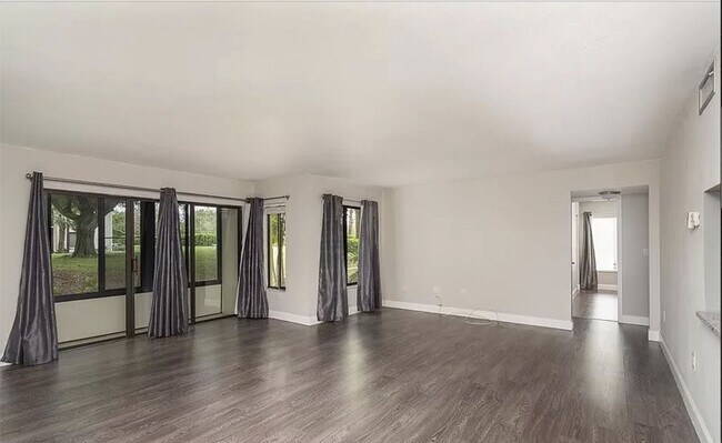 Building Photo - Remodeled 2BD/2BTH Condo Palm Harbor Condo...