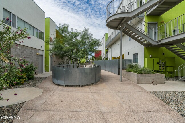 Building Photo - 1111 W University Dr