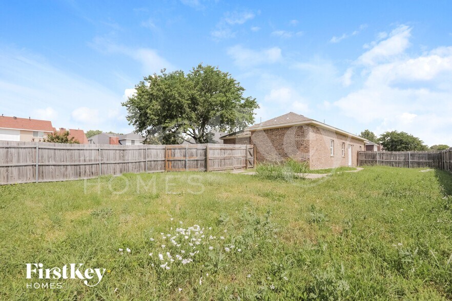 Building Photo - 1633 Mockingbird Ln