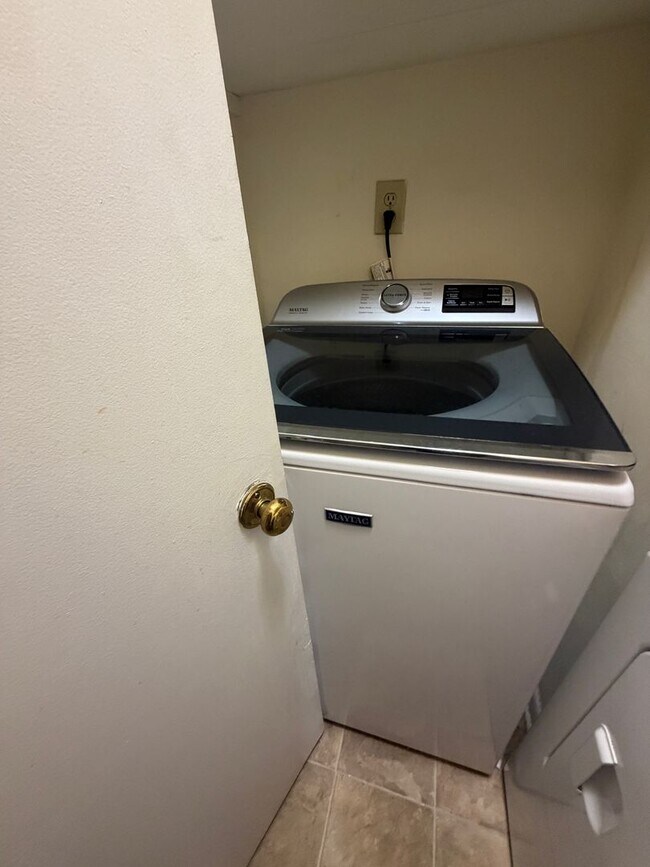 Building Photo - Claytor Square Condo | Ideal Student Living Near VT