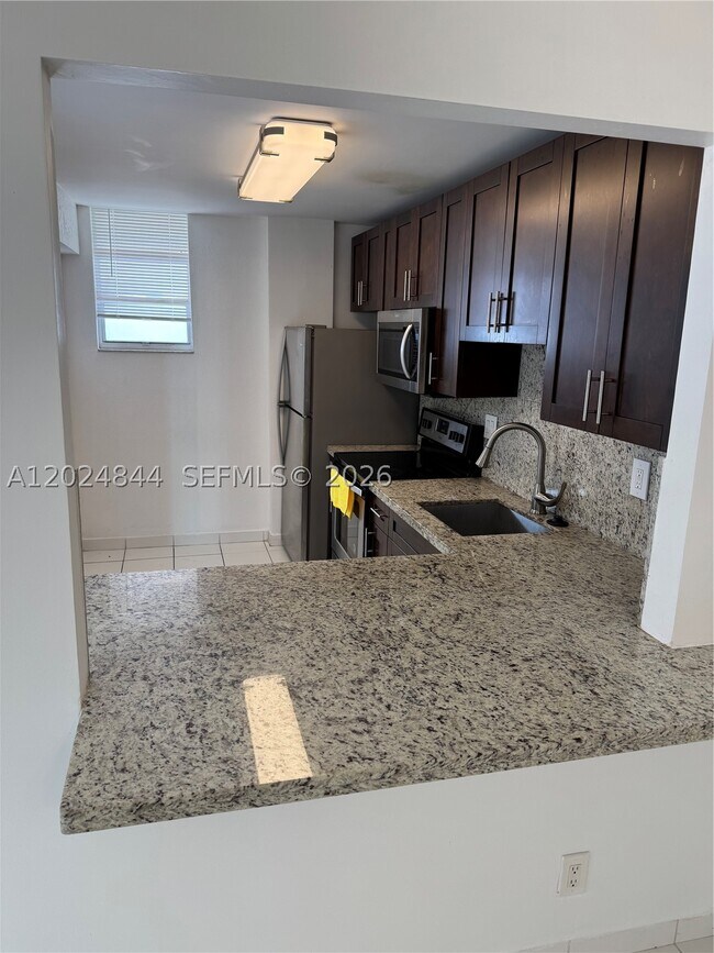 Building Photo - 907 N Miami Beach Blvd