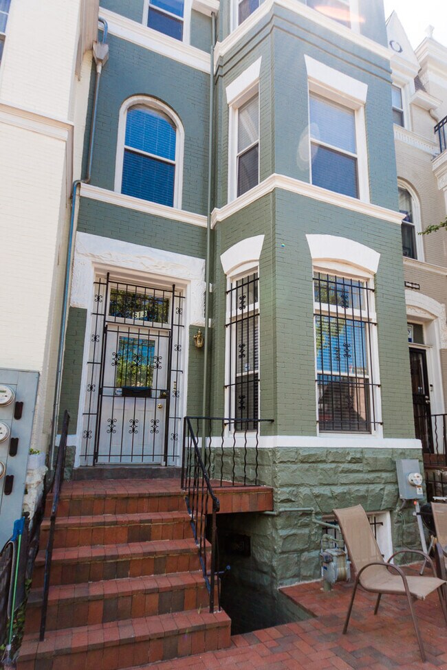 Building Photo - 613 8th St NE