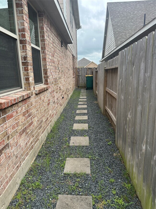 Building Photo - 1617 Darwin Cedar Dr