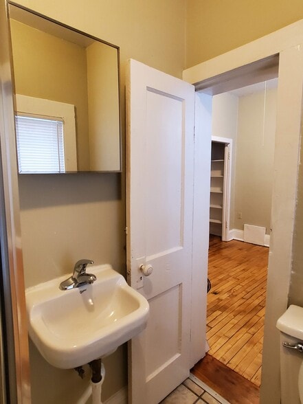 Building Photo - 1927 E Hillcrest Ave