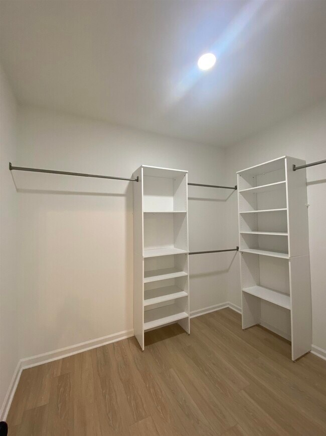 Building Photo - 797 N Merton St