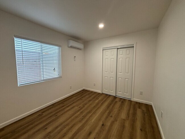 Building Photo - 942 W El Morado Ct