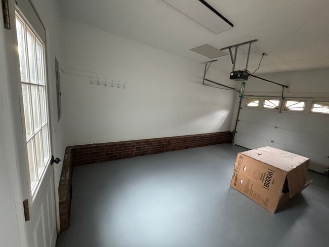 Building Photo - 3bed/2bath+Garage GSO!!