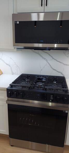 Building Photo - 808 12th St NE